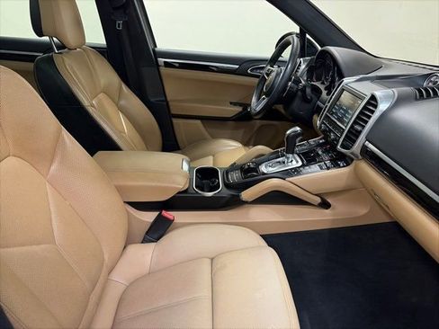 Used 2016 Porsche Cayenne w/ Premium Package image 35