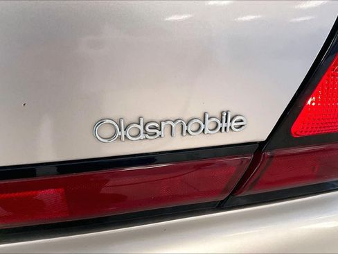 Used 1999 Oldsmobile 88 FWD image 9