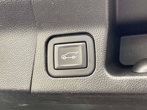Used 2023 GMC Acadia Denali w/ Denali Technology Package FWD image 11
