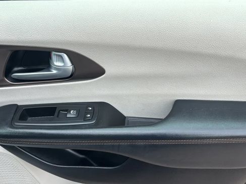 Used 2017 Chrysler Pacifica Touring-L FWD image 9