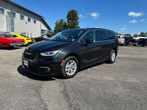 Used 2023 Chrysler Pacifica Touring-L FWD image 2