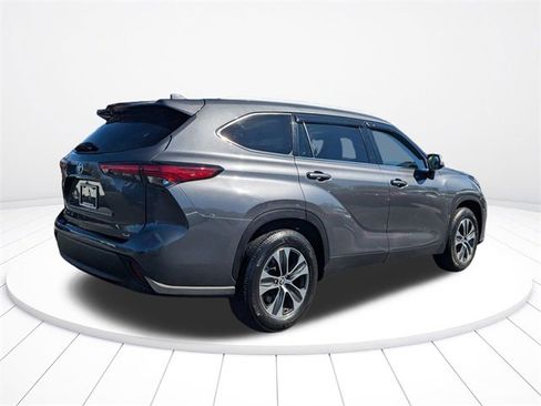 Used 2022 Toyota Highlander XLE image 3
