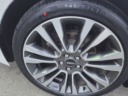 Used 2019 Lincoln Continental Select image 10