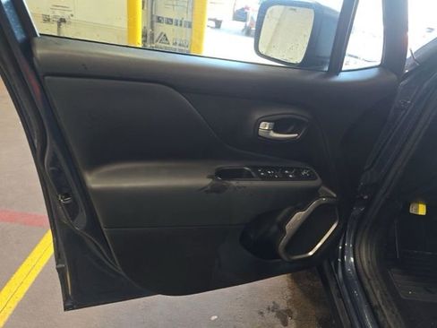 Used 2023 Jeep Renegade Latitude AWD/4WD image 12