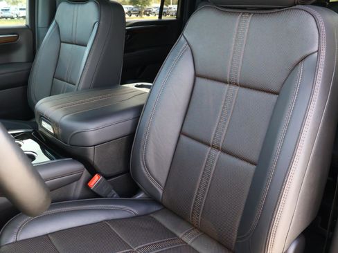 Used 2025 Chevrolet Suburban High Country image 15