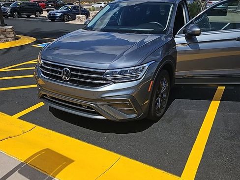 Used 2023 Volkswagen Tiguan SE image 1