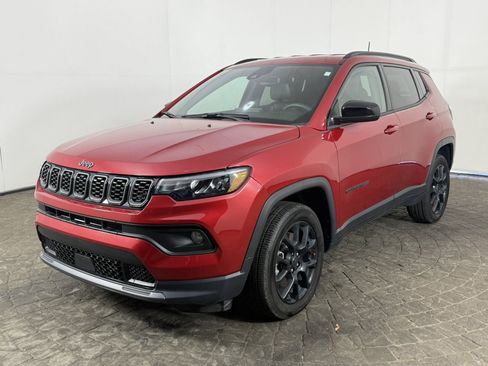 Used 2025 Jeep Compass Latitude w/ Altitude Special Edition AWD/4WD image 3