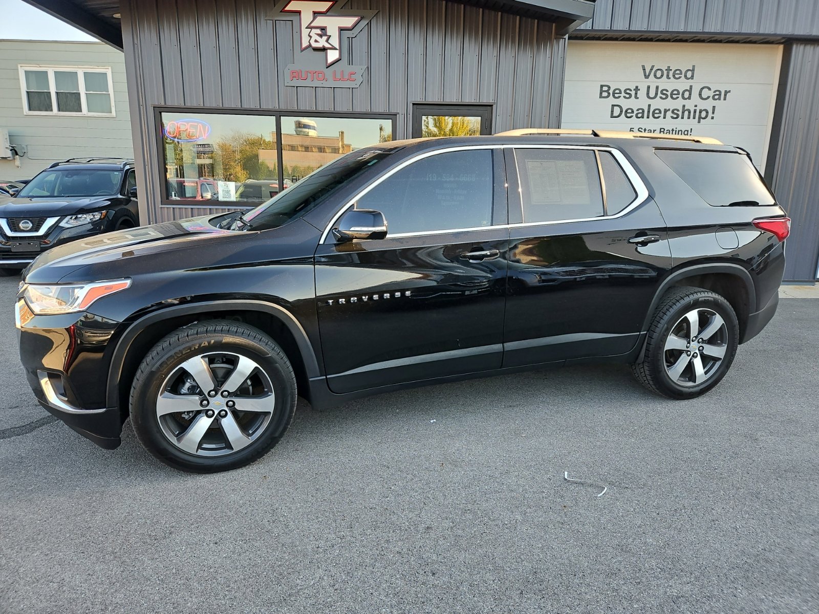 Used 2021 Chevrolet Traverse LT w/ LT Premium Package FWD image 2