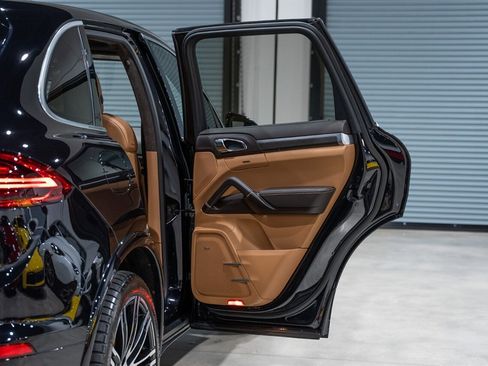 Used 2016 Porsche Cayenne Turbo S w/ Premium Package Plus image 29