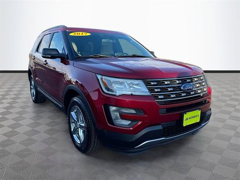 Used 2017 Ford Explorer XLT image 3