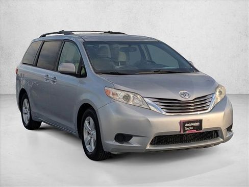 Used 2015 Toyota Sienna LE image 3