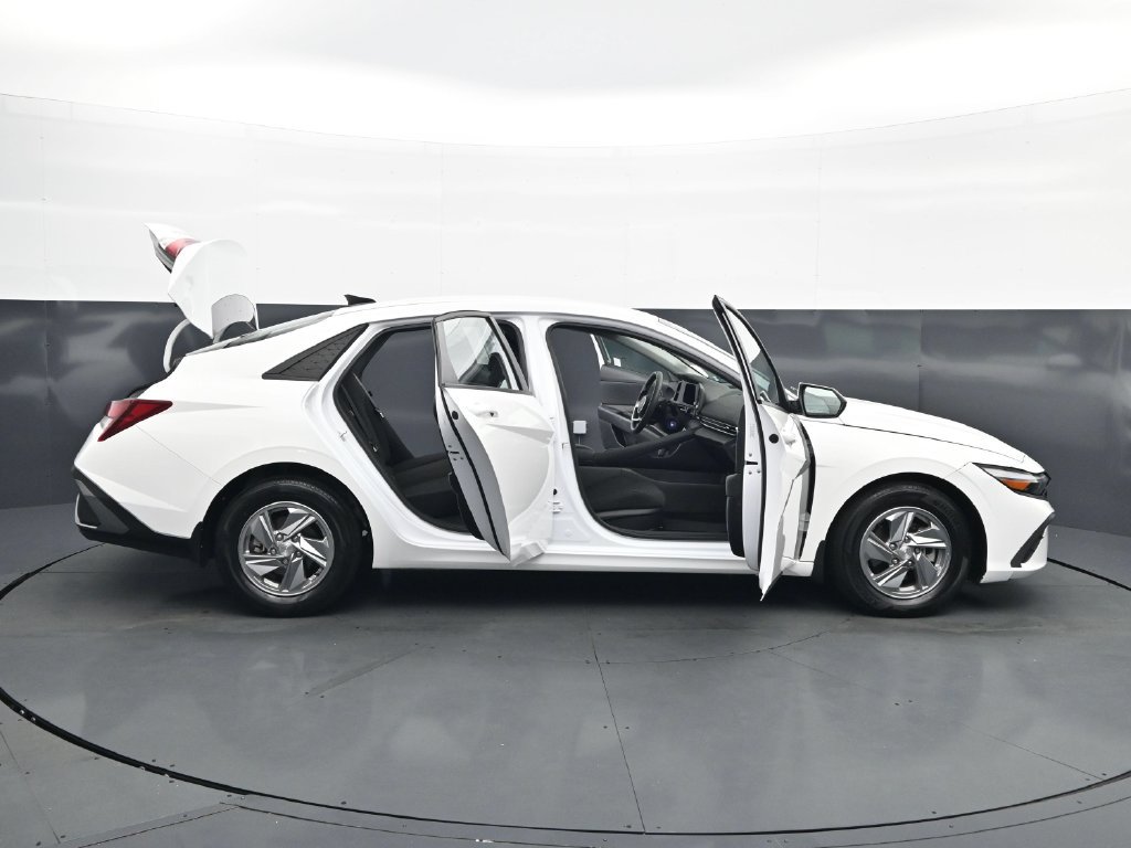 Used 2024 Hyundai Elantra SE FWD image 49
