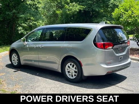 Used 2020 Chrysler Pacifica Touring FWD image 11