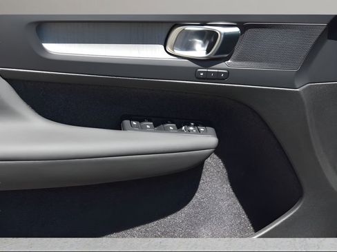 Certified 2025 Volvo XC40 B5 Plus w/ Protection Package Premier image 33