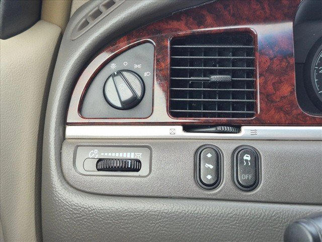 Used 2011 Lincoln Town Car Signature Limited RWD image 9