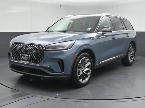 Used 2025 Lincoln Aviator AWD image 3