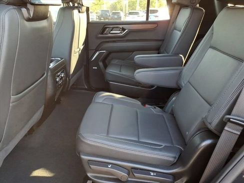 Used 2025 GMC Yukon Denali w/ Advanced Technology Package AWD/4WD image 9