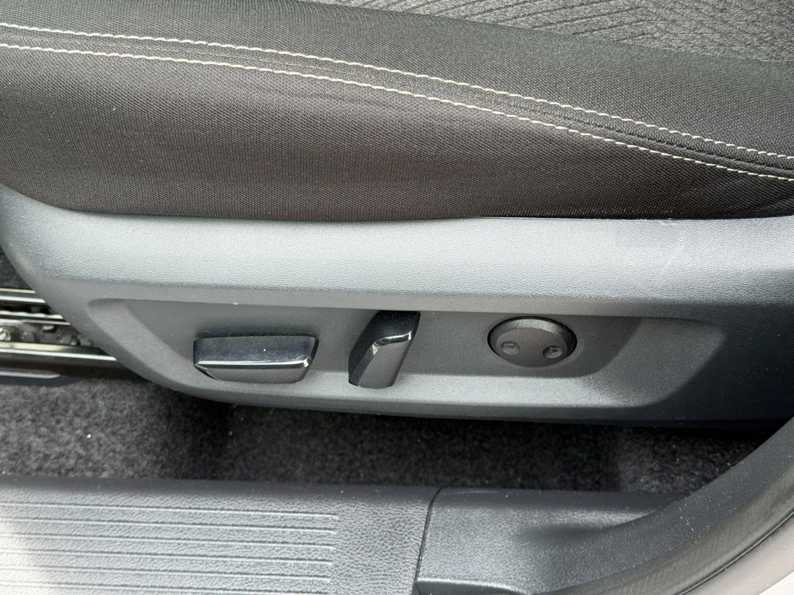 Used 2025 Nissan Rogue SV AWD/4WD image 16