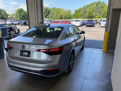 Used 2024 Volkswagen Jetta SE FWD image 4