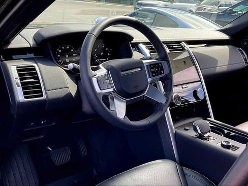 Used 2025 Land Rover Discovery S image 17