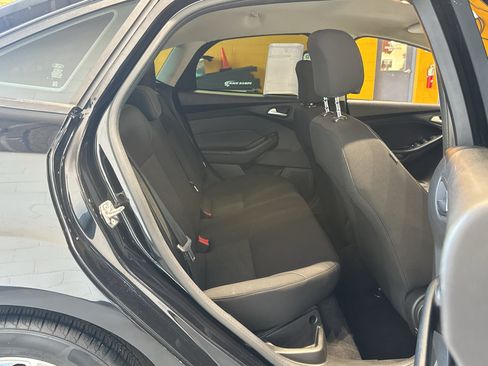 Used 2017 Ford Focus SE w/ Cold Weather Package FWD image 16