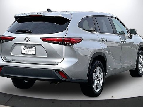 Used 2023 Toyota Highlander LE image 9