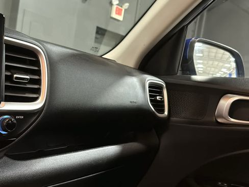 Used 2023 Hyundai Venue SE FWD image 18