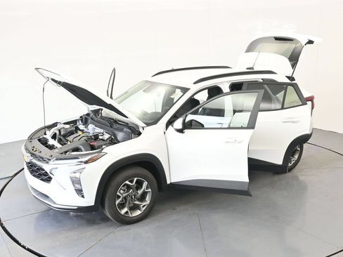 Used 2025 Chevrolet Trax LT w/ LT Convenience Package FWD image 43