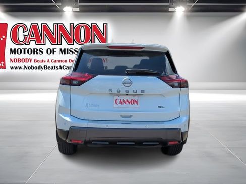 Used 2025 Nissan Rogue SL w/ Tech Package FWD image 6