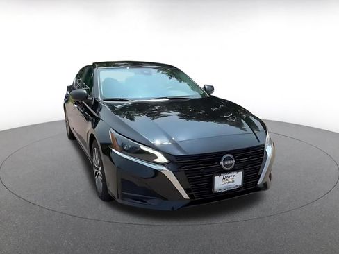 Used 2025 Nissan Altima 2.5 SV FWD image 3