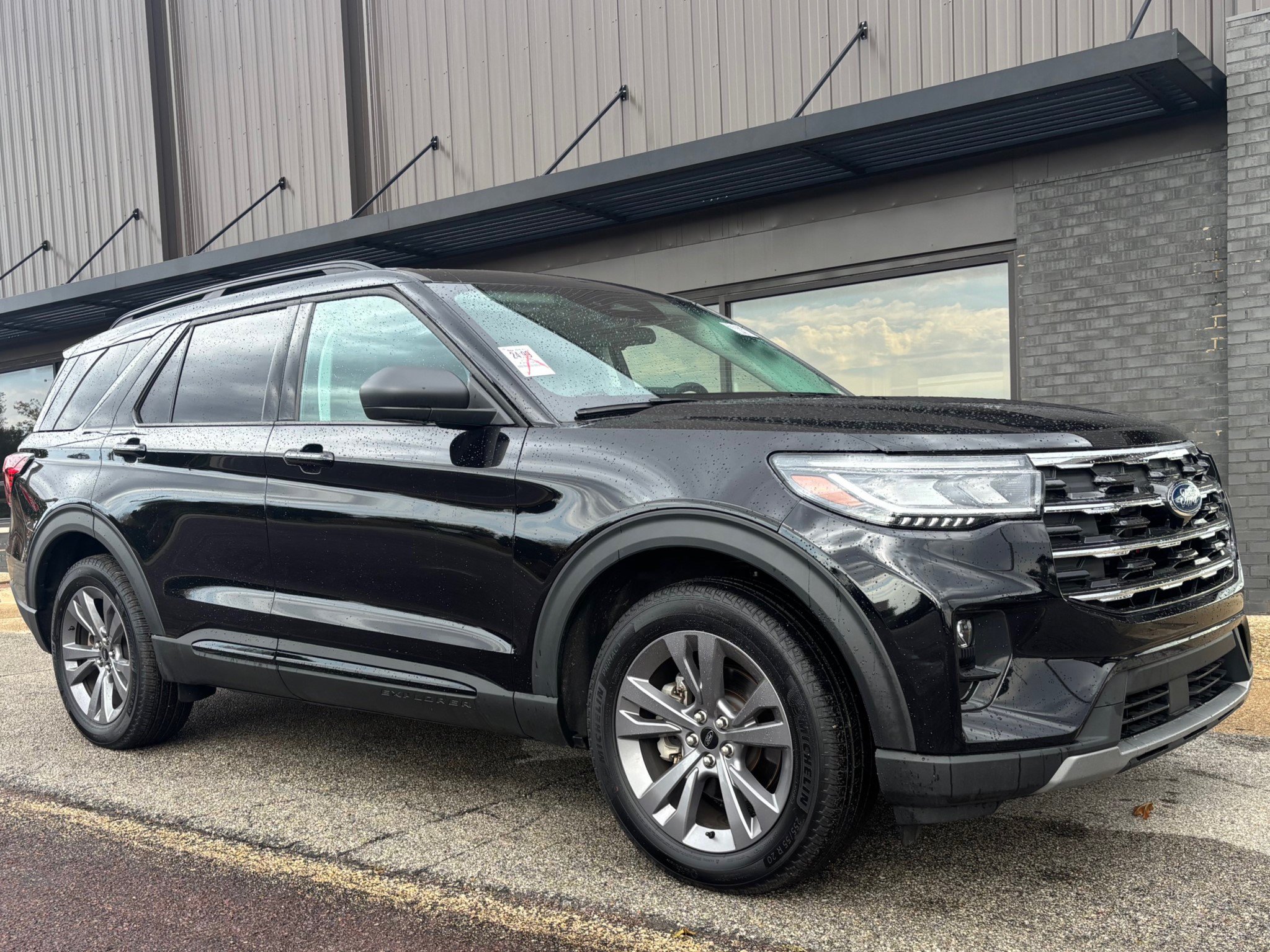 Used 2026 Ford Explorer Active w/ Active Comfort Package AWD/4WD image 3