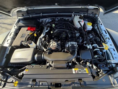 Certified 2024 Jeep Wrangler Unlimited Rubicon w/ Technology Group image 18