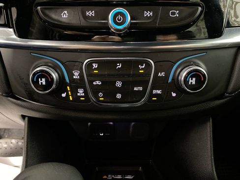 Used 2023 Chevrolet Traverse LT image 18