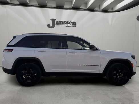 Used 2024 Jeep Grand Cherokee Altitude AWD/4WD image 5