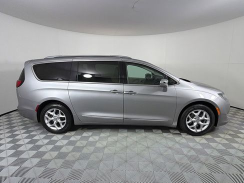 Used 2017 Chrysler Pacifica Limited FWD image 4