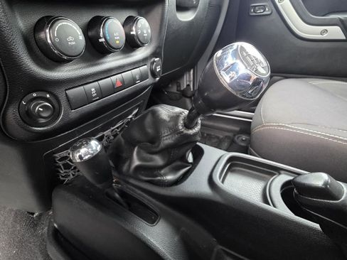 Used 2015 Jeep Wrangler Unlimited Sahara AWD/4WD image 22