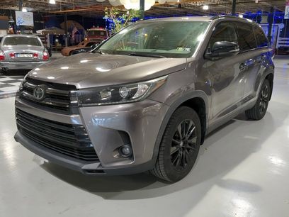 Used 2019 Toyota Highlander SE w/ Nightshade Edition