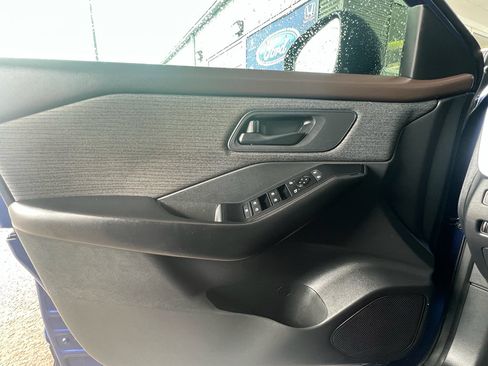 Used 2023 Nissan Rogue S AWD/4WD image 18