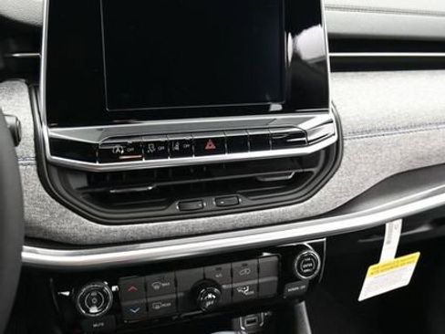 New 2026 Jeep Compass Latitude image 19