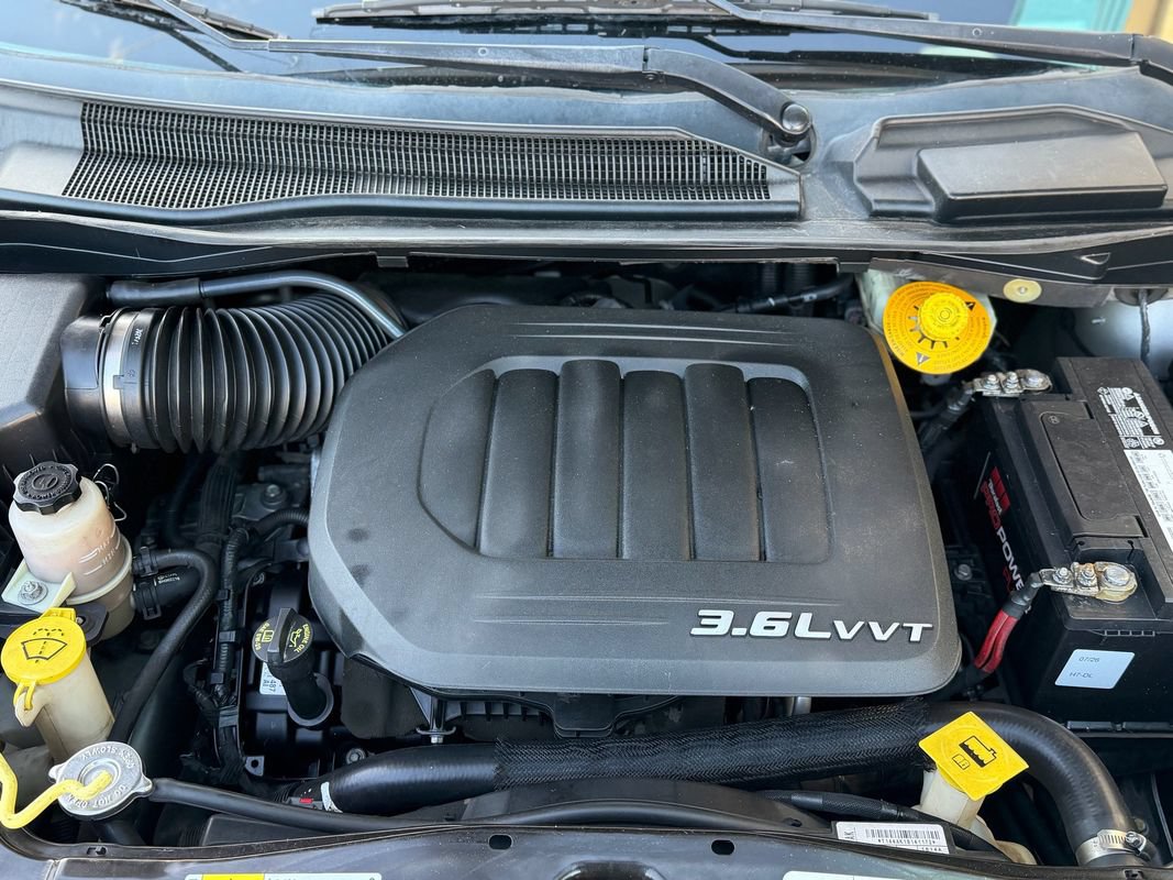 Used 2014 Chrysler Town & Country Touring FWD image 28