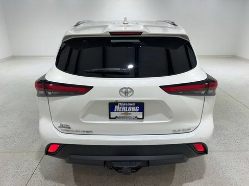 Used 2021 Toyota Highlander XLE AWD/4WD image 4