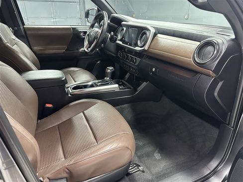 Used 2016 Toyota Tacoma Limited image 11