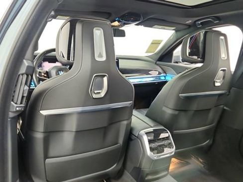 Used 2024 BMW 740i xDrive w/ Premium Package image 33