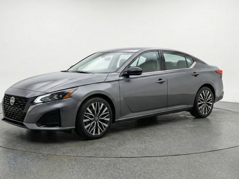 Used 2025 Nissan Altima 2.5 SV image 3