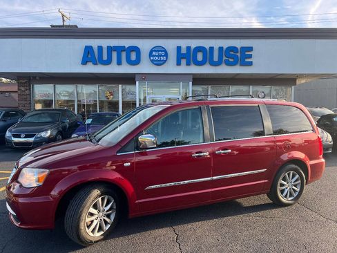 Used 2014 Chrysler Town & Country Touring-L image 7