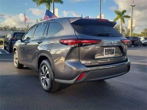 Used 2024 Toyota Highlander XLE image 7