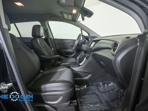 Used 2022 Chevrolet Trax LT w/ Midnight Edition AWD/4WD image 39