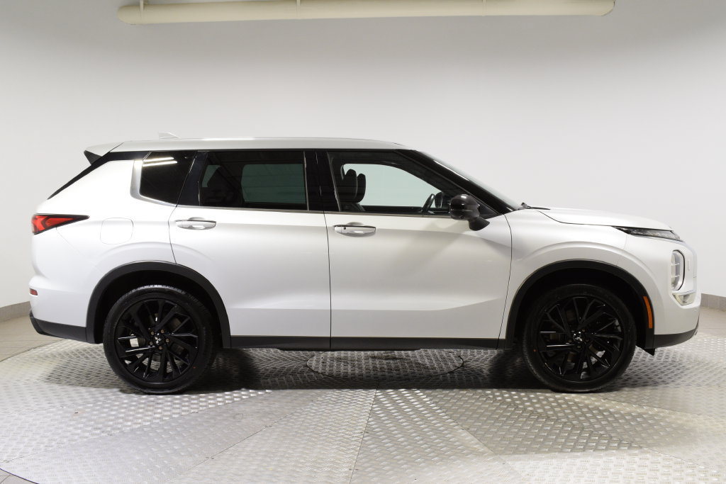 Used 2023 Mitsubishi Outlander SE AWD/4WD image 2