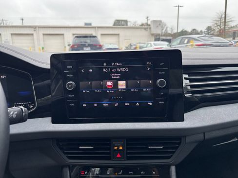 Used 2025 Volkswagen Jetta SE image 21