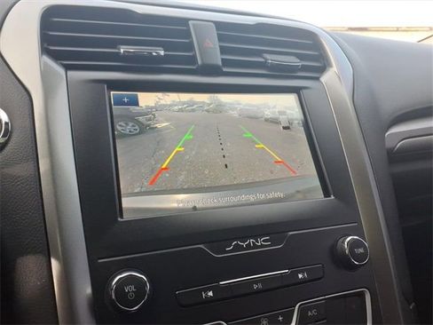 Used 2020 Ford Fusion SE image 18